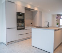 Recente woning met 3 kamers, tuin en carport in Poperigne