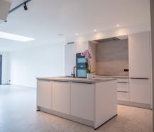 Recente woning met 3 kamers, tuin en carport in Poperigne