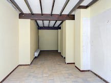 Handelsgelijkvloers met veel bergruimte te Koksijde-bad.