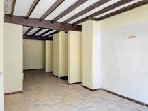 Handelsgelijkvloers met veel bergruimte te Koksijde-bad.