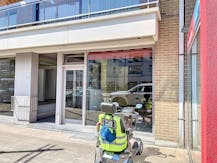 Handelsgelijkvloers met veel bergruimte te Koksijde-bad.