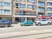 Handelsgelijkvloers met veel bergruimte te Koksijde-bad.