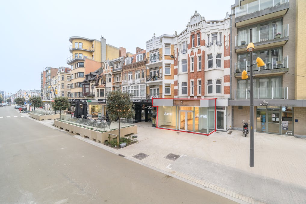 Ruim handelsgelijkvloers te huur in het hartje van De Panne
