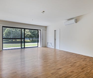 Ruim gelijkvloers appartement (124m²) in het groen