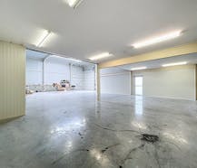 Magazijn (ca. 355 m²) met kantoor (ca. 444 m²) te huur Lokeren