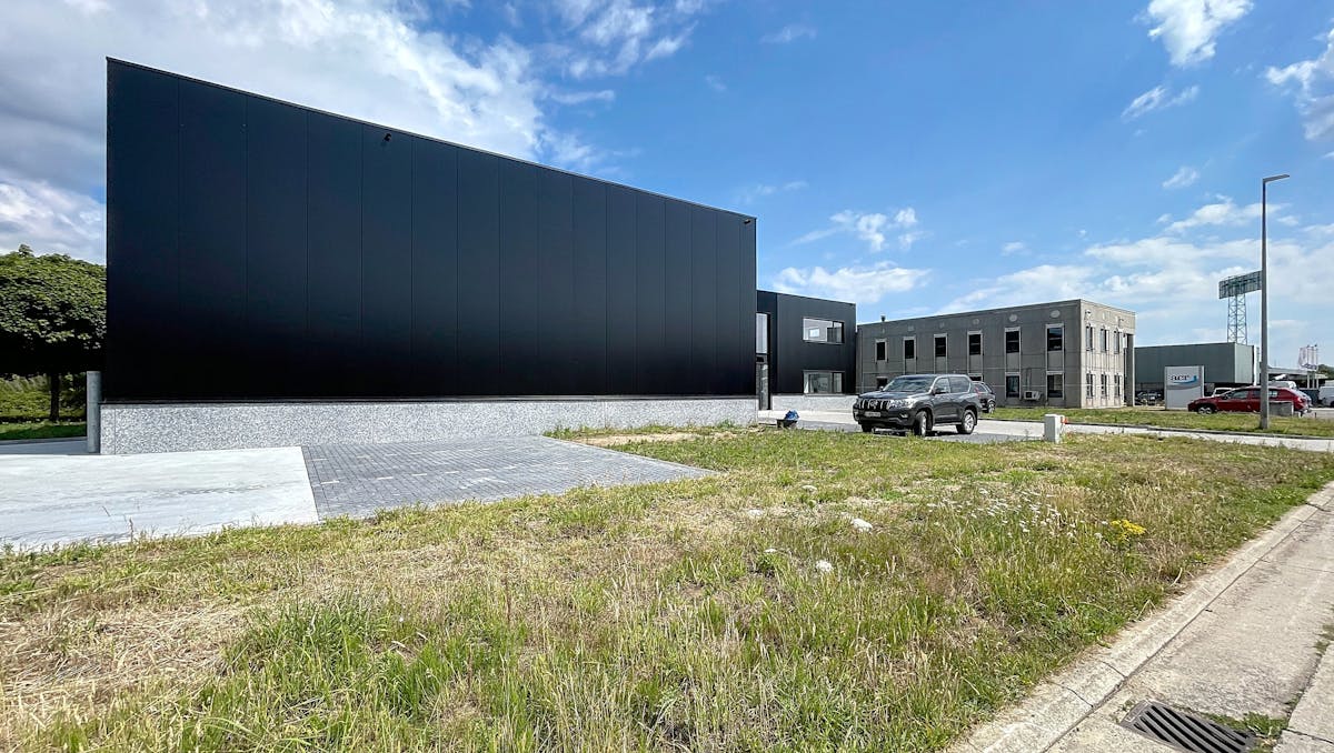 Magazijn (ca. 355 m²) met kantoor (ca. 444 m²) te huur Lokeren