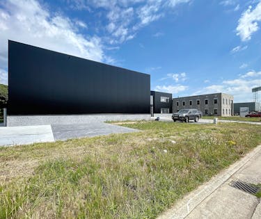 Magazijn (ca. 355 m²) met kantoor (ca. 444 m²) te huur Lokeren