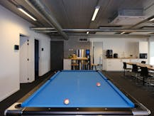 Instapklaar kantoor met veel lichtinval op zichtlocatie