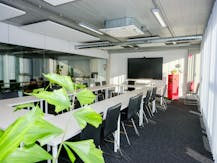 Instapklaar kantoor met veel lichtinval op zichtlocatie