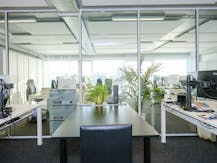 Instapklaar kantoor met veel lichtinval op zichtlocatie