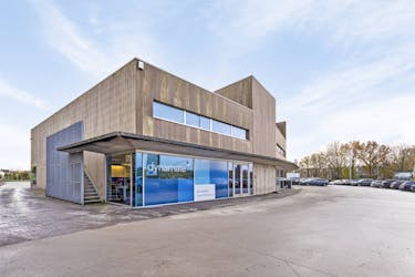 Instapklaar kantoor met veel lichtinval op zichtlocatie