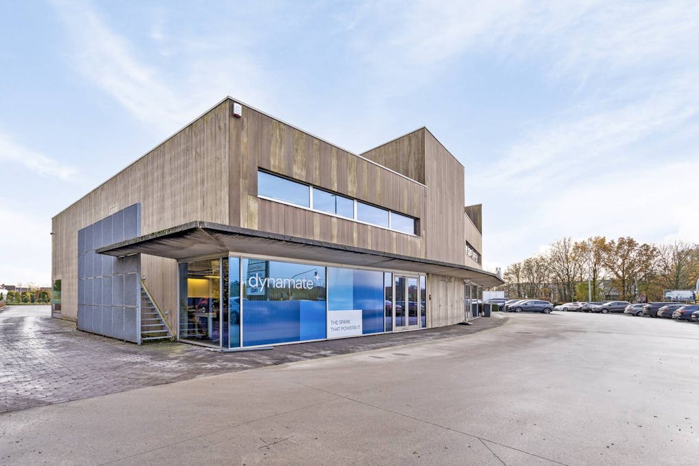 Instapklaar kantoor met veel lichtinval op zichtlocatie