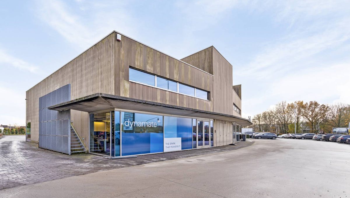 Instapklaar kantoor met veel lichtinval op zichtlocatie