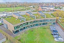 Instapklaar kantoor met veel lichtinval op zichtlocatie