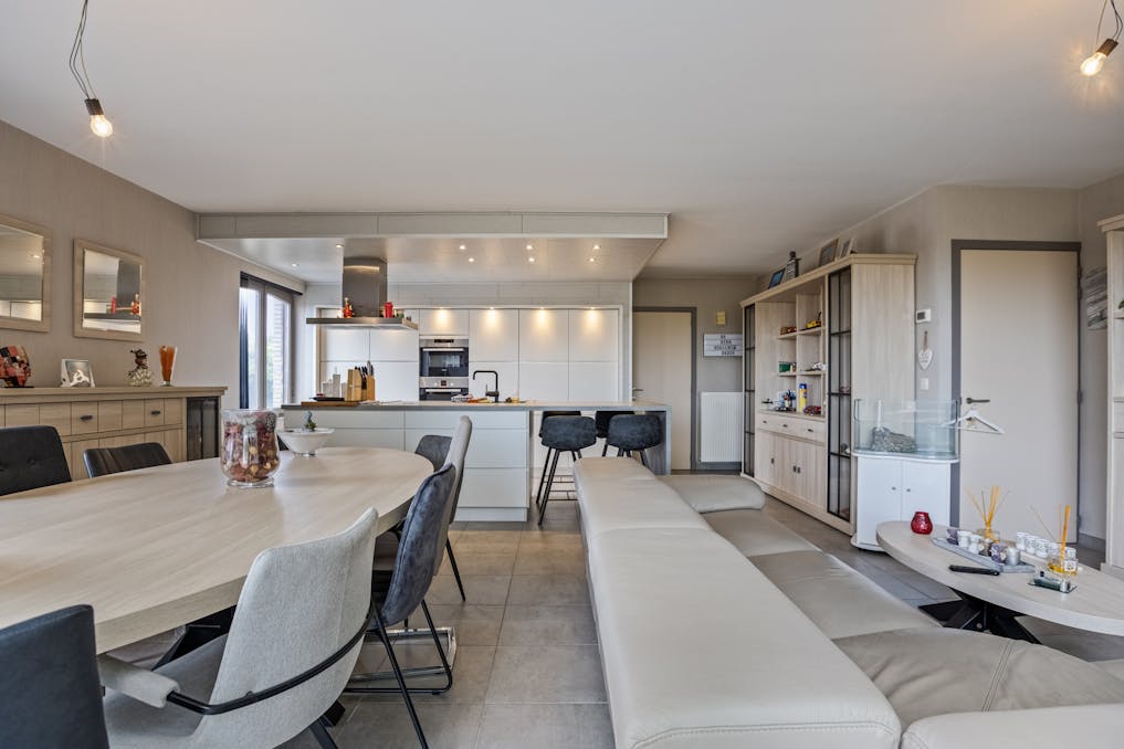 alfopen bebouwing met 3 slaapkamers op een ruim perceel in Gits!