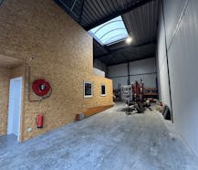 Strategisch gelegen KMO-unit (130 m²) met kantoor te huur