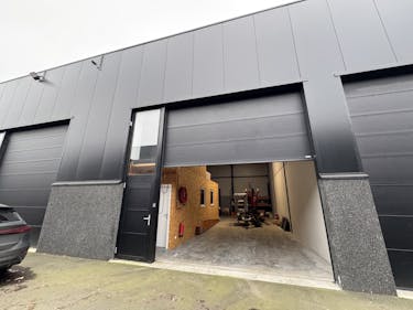 Strategisch gelegen KMO-unit (130 m²) met kantoor te huur