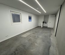 Strategisch gelegen KMO-unit (130 m²) met kantoor te huur