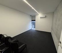Strategisch gelegen KMO-unit (130 m²) met kantoor te huur