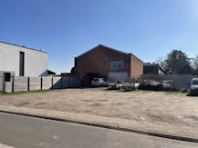 bouwgrond voor woningbouw met opslagplaats