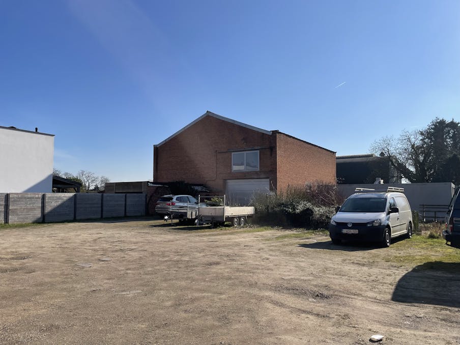 bouwgrond voor woningbouw met opslagplaats