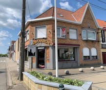 Centrumwoning met handelsruimte te koop in Beveren-Leie