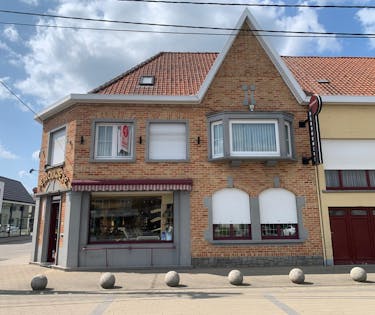 Centrumwoning met handelsruimte te koop in Beveren-Leie