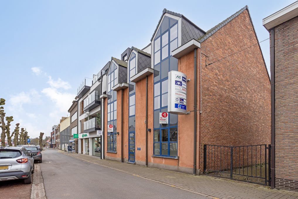 Kantoor (212 m²) met woonst (105 m²) te koop in Evergem