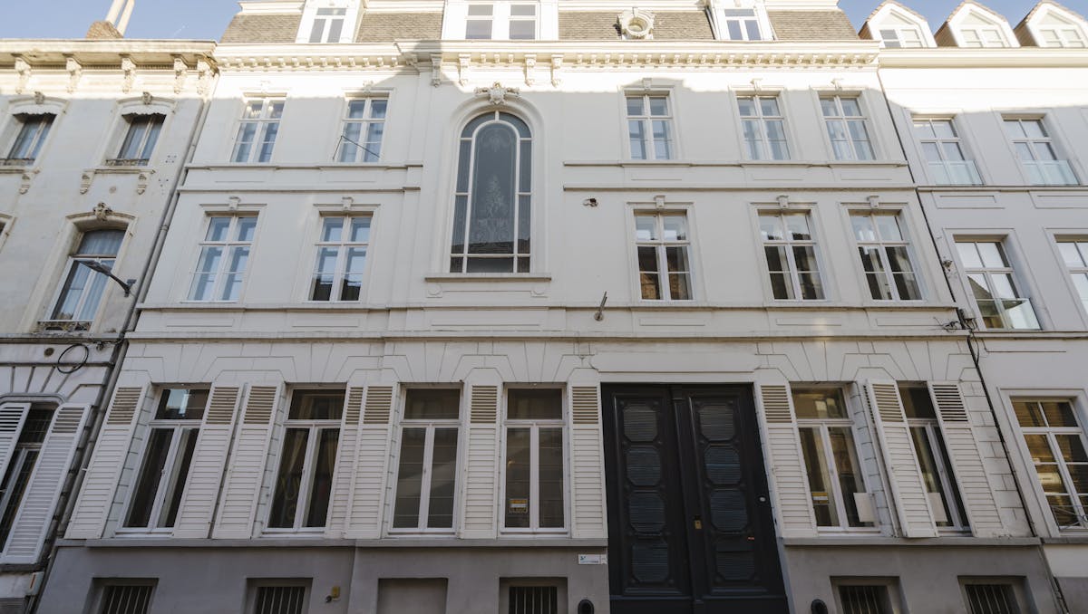 Imposante herenwoning / kantoorgebouw te koop in Kortrijk