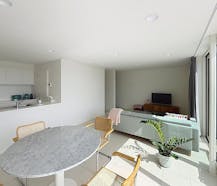 Lichtrijk tweeslaapkamer appartement met terras te huur in Alveringem.