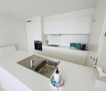 Lichtrijk tweeslaapkamer appartement met terras te huur in Alveringem.