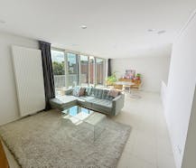 Lichtrijk tweeslaapkamer appartement met terras te huur in Alveringem.