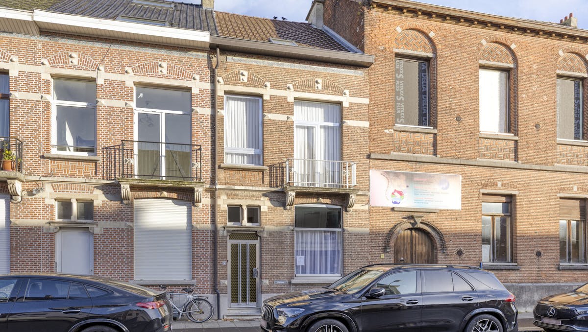 Karaktervol rijhuis met tuin te koop in Mechelen.