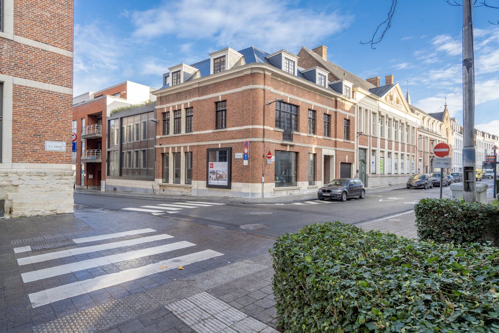 Handelsgelijkvloers te koop op topligging in Kortrijk