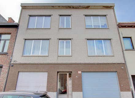 Opbrengsteigendom te koop in Antwerpen 2020 bestaande uit 5 x 1 slaapkamer appartementen en 2 magazijnen van respectievelijk Ca. 175m² en Ca. 65m².