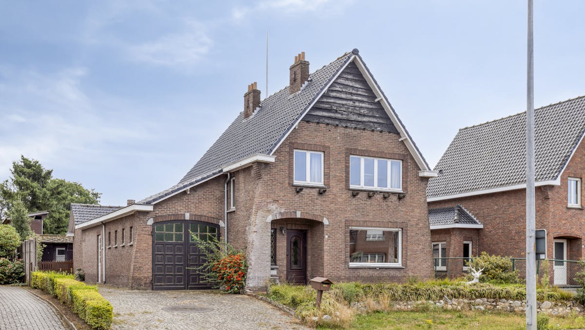 Te renoveren woning te koop net buiten het centrum van Retie