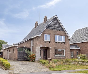 Te renoveren woning te koop net buiten het centrum van Retie