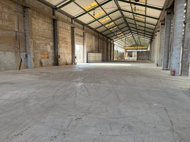 Magazijn (4.214 m²) met kantoor en buitenruimte te huur Aalter