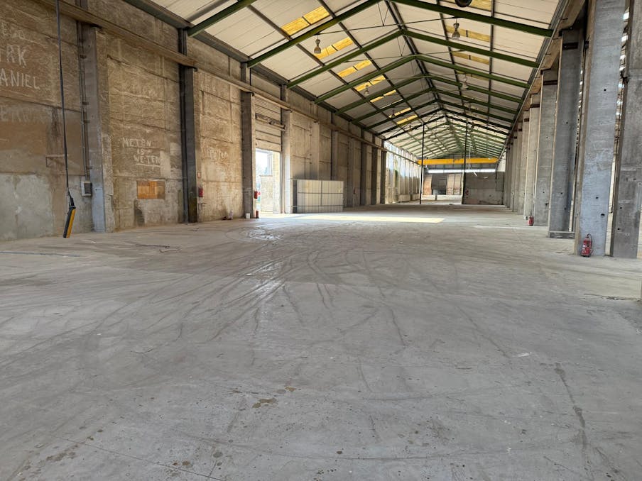 Magazijn (4.214 m²) met kantoor en buitenruimte te huur Aalter