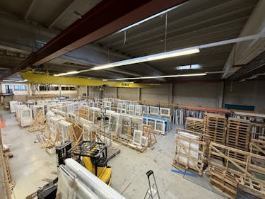 Magazijn (ca. 995 m²) met rolbrug te huur Zulte