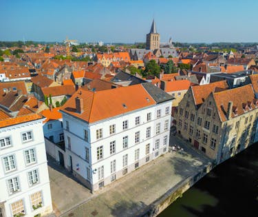 Te renoveren statige hoekwoning in Brugge te koop
