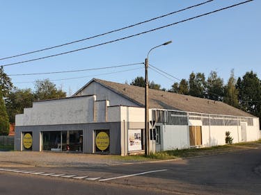 Uitstekend gelegen en ruim handelspand met parking op drukke zichtlocatie
