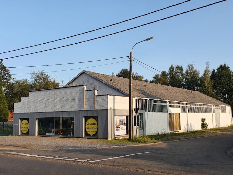 Uitstekend gelegen en ruim handelspand met parking op drukke zichtlocatie
