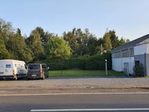 Uitstekend gelegen en ruim handelspand met parking op drukke zichtlocatie