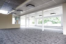 Uitstekend gelegen en ruim handelspand met parking op drukke zichtlocatie