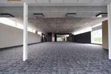 Uitstekend gelegen en ruim handelspand met parking op drukke zichtlocatie