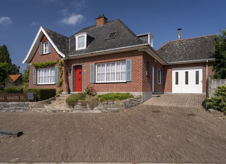 Charmant te renoveren huis met atelier te koop in Gijzelbrechtegem