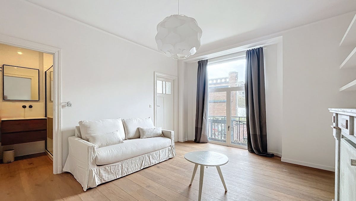 Châtelain : Appartement rénové et meublé d'une chambre.