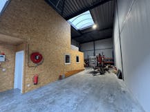 Strategisch gelegen KMO-unit (130 m²) met kantoor te huur