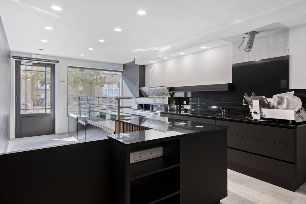 Handelspand te huur van ca. 62 m² met woonst in centrum Lauwe